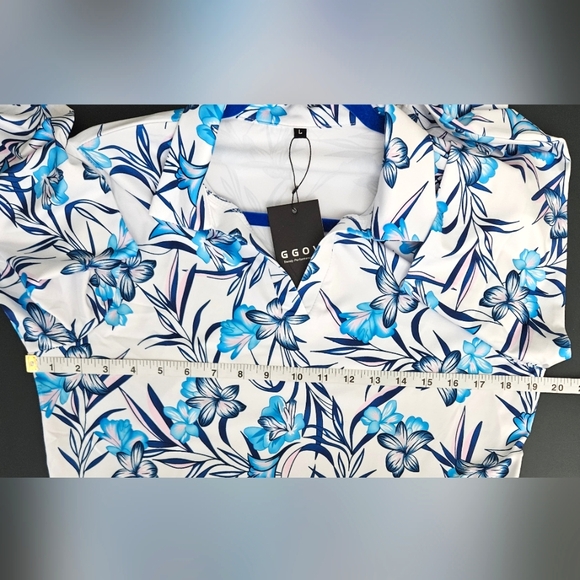 New size M/L women's top, great for golf, pickleball, tennis, etc. - Picture 4 of 5